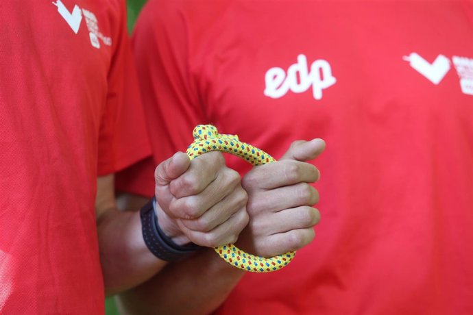 Corredores ciegos y sin discapacidad visual corren juntos