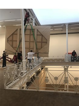 Desembarco de obras de gran formato de Antoni Tàpies a la fundación