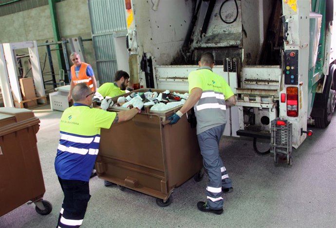 Artículos de venta ambulante decomisados en el Puerto de Barcelona