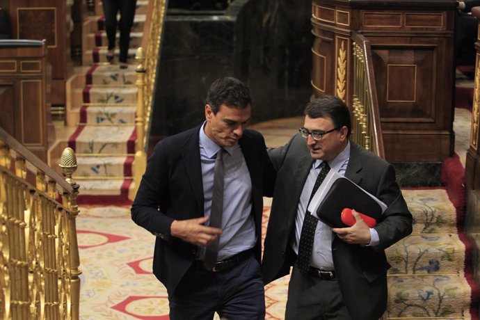 Pedro Sánchez y Aitor Esteban en el Congreso