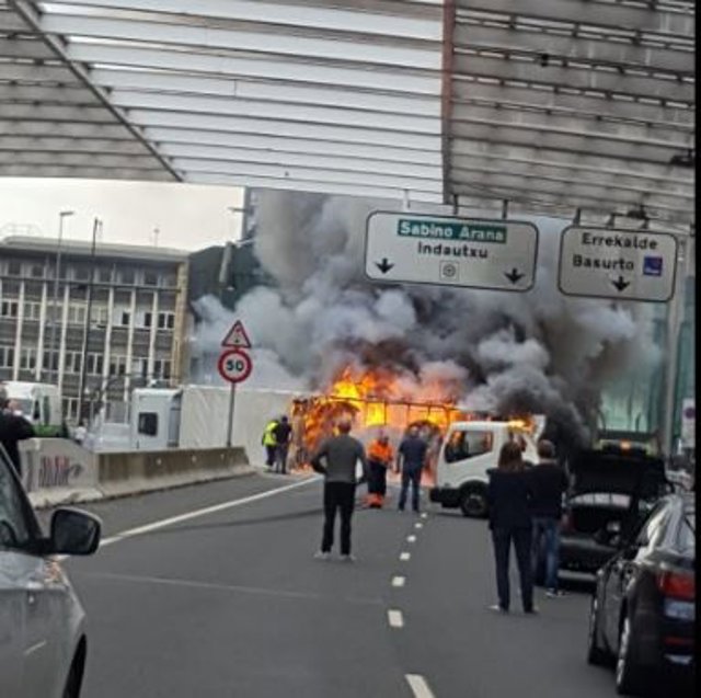 Camión ardiendo en San Mamés
