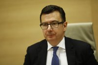 Escolano ve "grave" la "irresponsabilidad" de la moción de censura pero afirma que se aprobarán los PGE