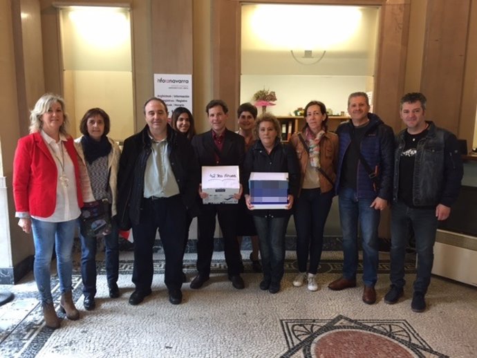 Entregan firmas contra la reducción de horas de religión en Navarra.