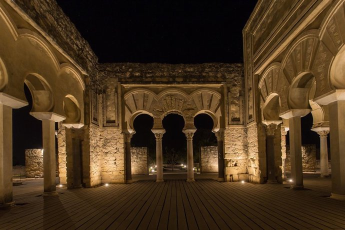 El Salón Basilical en Medina Azahara iluminado para la visita nocturna