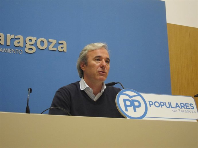 El portavoz municipal del PP, Jorge Azcón, en rueda de prensa este martes