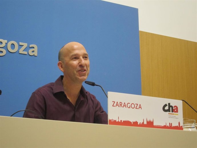 El portavoz de CHA, Carmelo Asensio, en rueda de prensa este martes