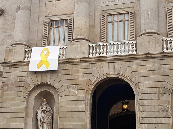 Lazo amarillo en el balcón del Ayuntamiento de Barcelona