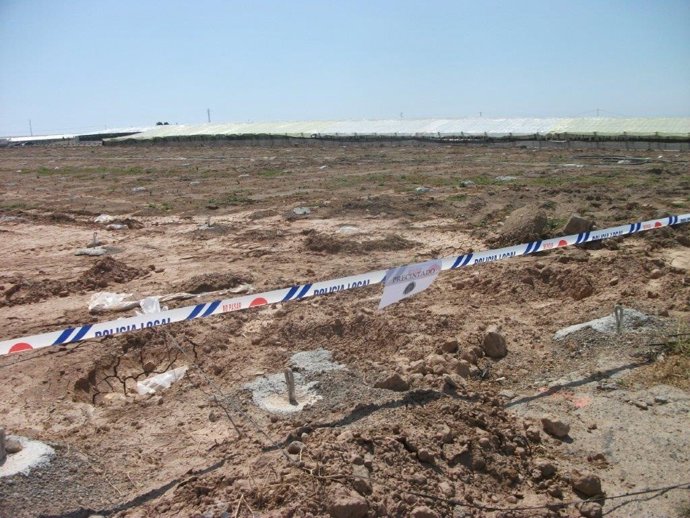 Una de las explotaciones donde se iba a levantar un invernadero, precintada