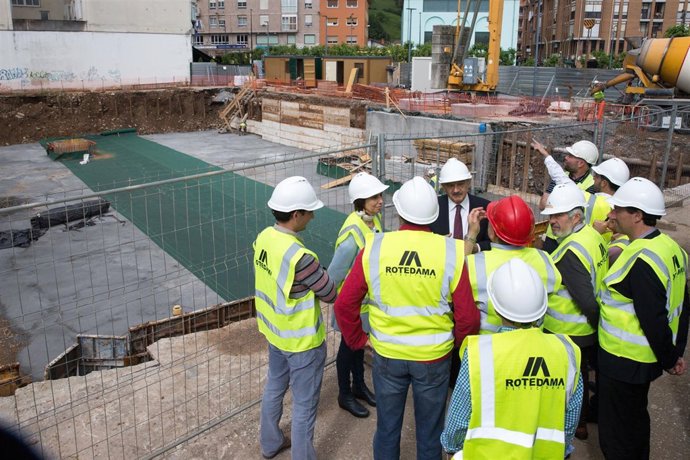 10:30 Ayuntamiento, Los Corrales De Buelna  El Consejero De Obras Públicas Y Viv