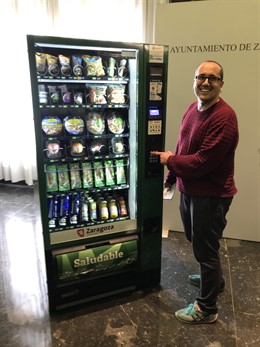 Cubero junto a las máquinas con alimentos saludables del Ayuntamiento