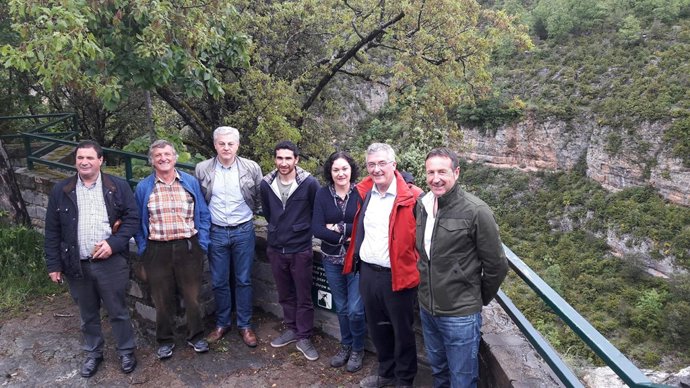 Olona, junto a varios alcaldes, en el mirador de la Tella en el Cañón de Añisclo