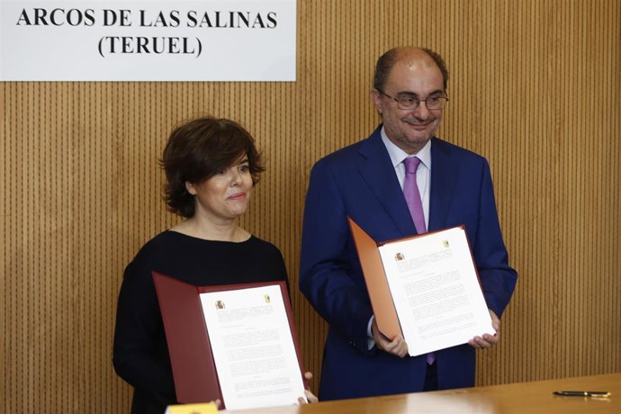 Soraya Sáenz de Santamaría y Javier Lambán. 