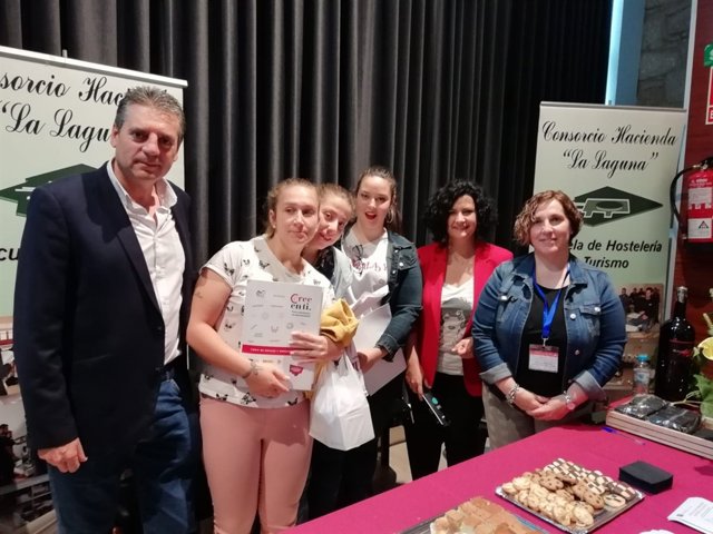 Del Moral (2d) en la Feria de Empleo y Emprendimiento de Linares.