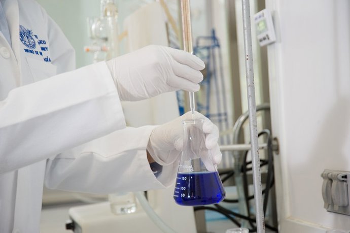 Un investigador en un laboratorio