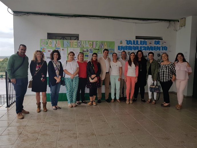 López (centro) visita el CEIP José Antonio Valenzuela de La Victoria