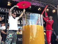 Snoop Dogg, récord Guinness al 'copazo' de ginebra con zumo más monumental de la historia