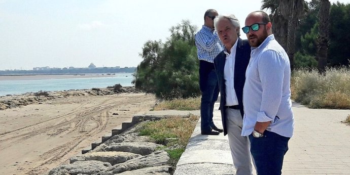 El subdelegado del Gobierno en Cádiz visitando obras de playas