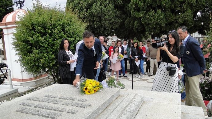 Ofrenda floral en la tumba de Juan Ramón Jiménez y Zenobia Camprubí. 