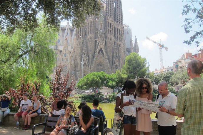 Turistes davant la Sagrada Família