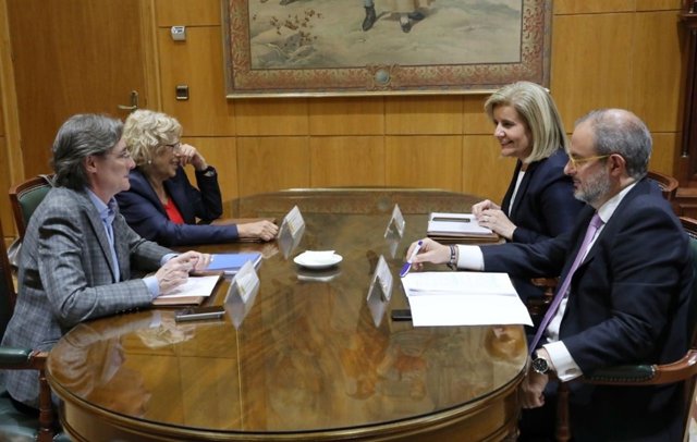 La alcaldesa de Madrid con la ministra de Empleo