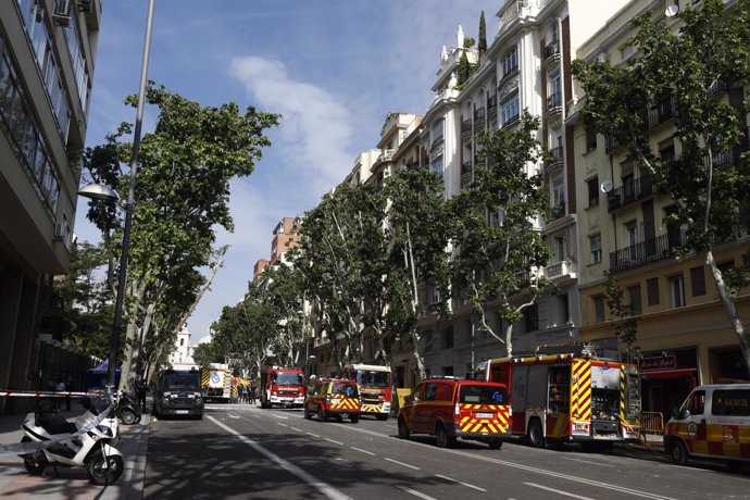 Imágenes de los bomberos de Madrid en el edificio que se ha derrumbado