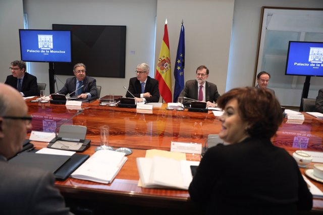 Rajoy y Santamaría en la reunión del Consejo de Política Exterior en la Moncloa