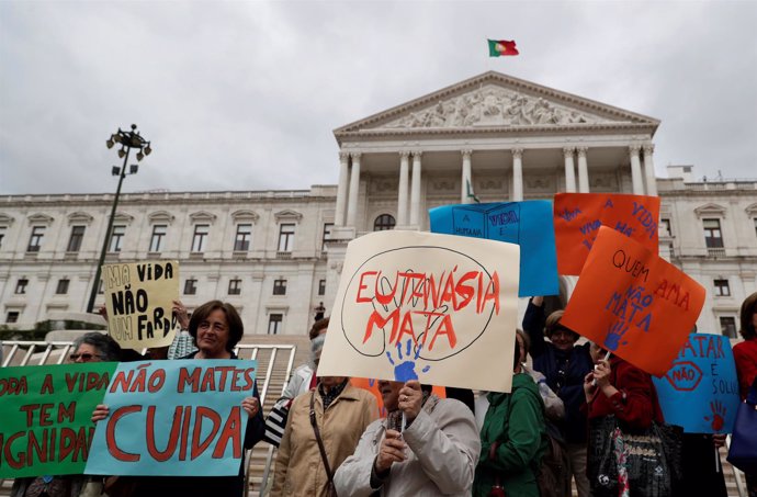 Manifestantes contra la legalización de la eutanasia en Portugal