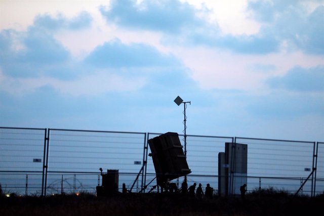 Soldados israelíes caminan junto a un sistema antimisiles de 'Cúpula de Hierro'