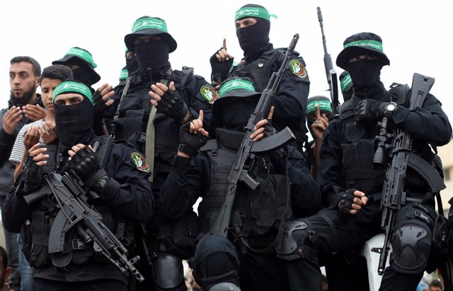 Militantes palestinos de Hamás en el funeral de uno de sus miembros