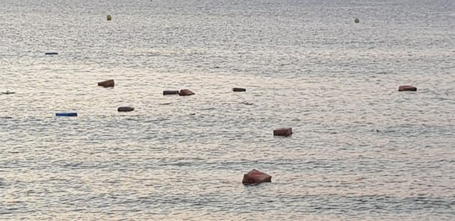 Fardos flotando en la costa de Algeciras