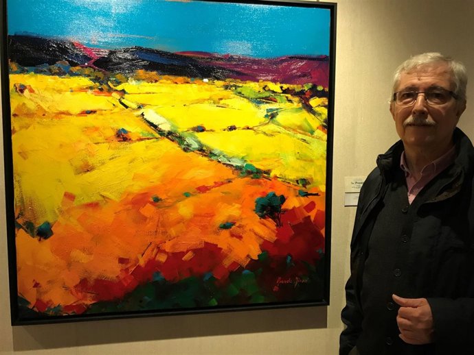 El pintor José Ignacio Aranda Mirudi, con su obra 'Paisaje'