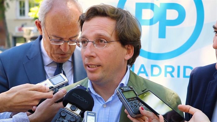 Martínez-Almeida, visita los jardines de la Plaza de Conde Valle-Suchil