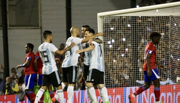 Messi y Mascherano celebran el gol de Argentina