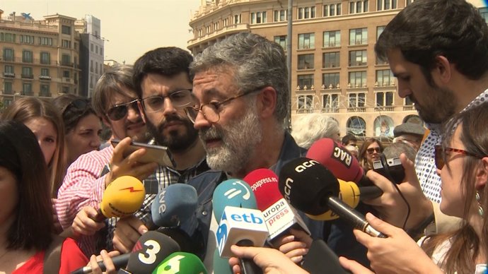 Riera, Mauri i Aragones en un acte a la plaça Catalunya de Barcelona