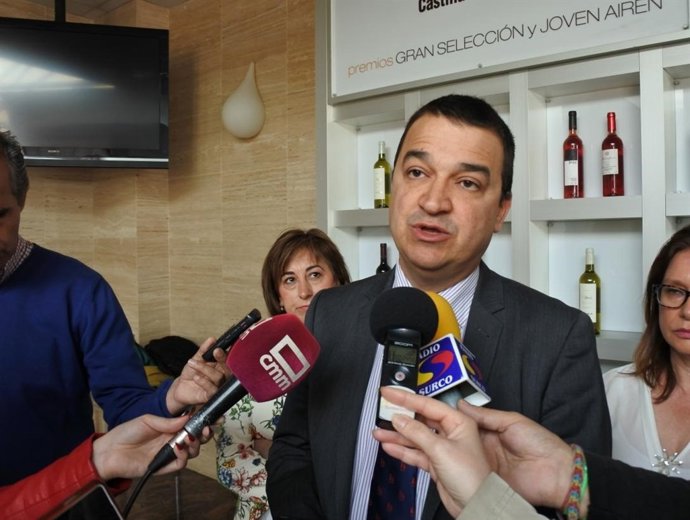 El consejero de Agricultura, Francisco Martínez Arroyo, antes de la reunión