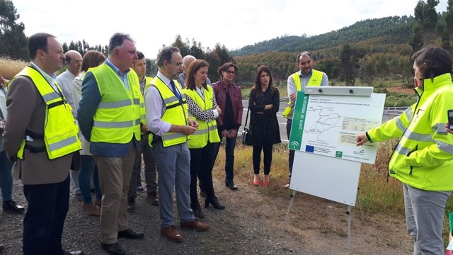 El consejero de Fomento y Vivienda, Felipe López, en Higuera de la Sierra. 