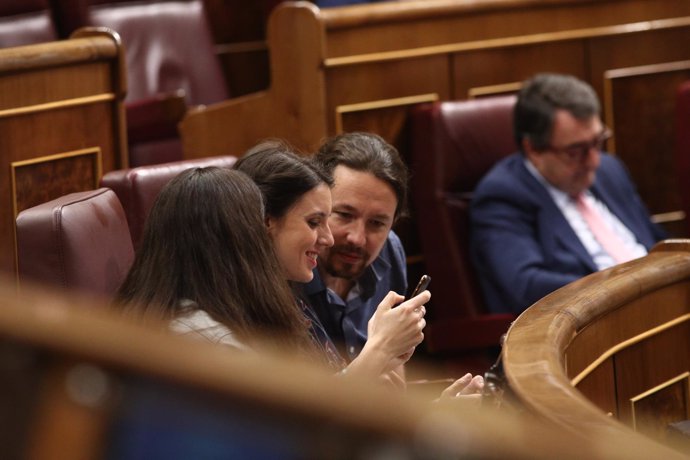 Irene Montero y Pablo Iglesias en la sesión de control al Gobierno