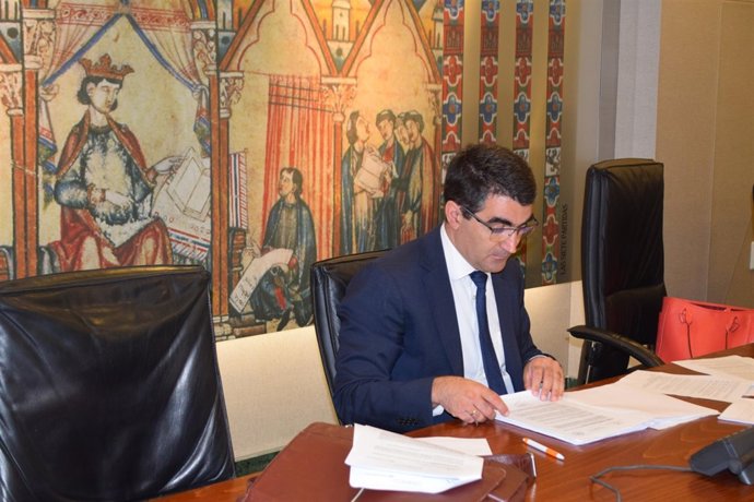 Miguel López-Morell antes del inicio de la Comisión