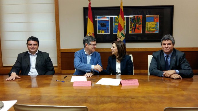 Guillén y Sánchez han firmado hoy el acuerdo entre la DGA y la FAMCP