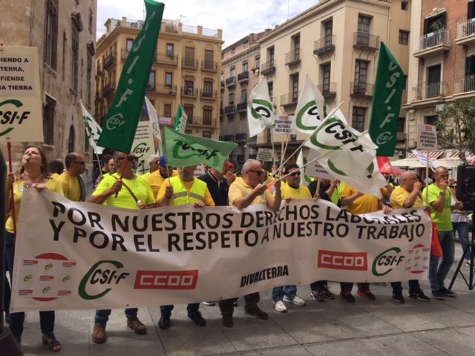 Concentración de trabajadores de Divalterra ante la Diputación