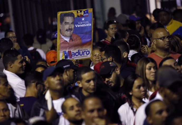 Simpatizantes de Nicolás Maduro en la noche electoral