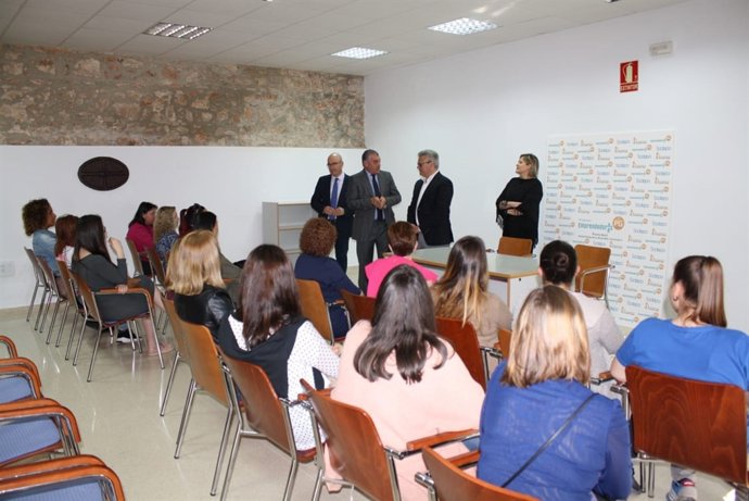 El consejero y el alcalde de Puente Genil (centro, al fondo) en la inauguración