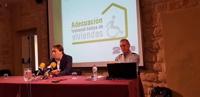 Higueras (i) informa de las ayudas para mejorar la accesibilidad en viviendas.