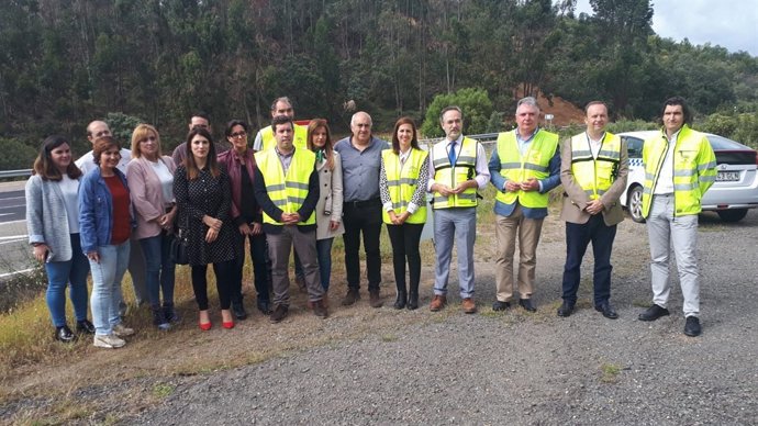 El consejero de Fomento y Vivienda, Felipe López, en Higuera de la Sierra. 