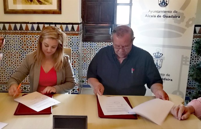 La alcaldesa de Alcalá de Guadaíra y el presidente de AFAR firman un acuerdo