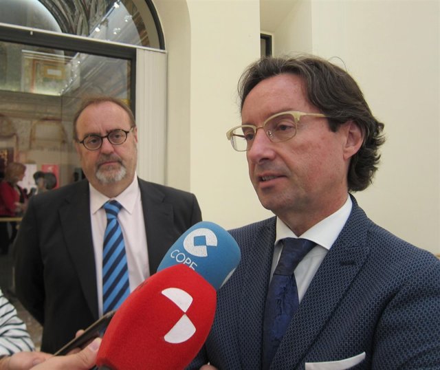 Cagicas  y al fondo Fernando Rey.                            