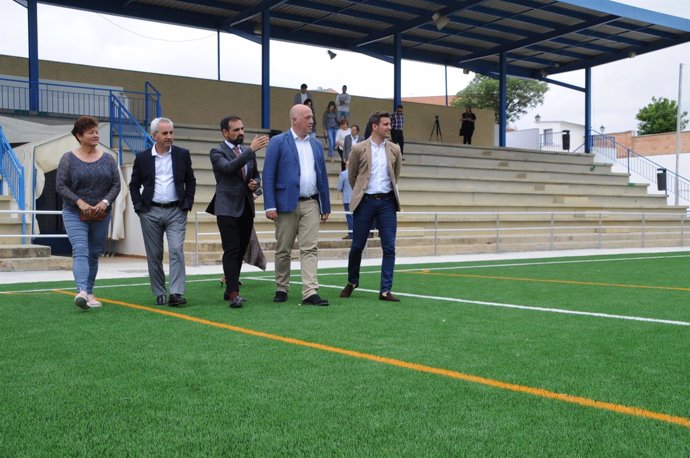 Ruiz (segundo por la dcha.) visita el campo de fútbol de Cañete