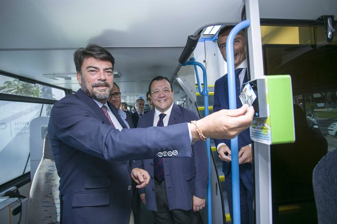 El alcalde de Alicante, Luis Barcala, muestra cómo pagar un billete