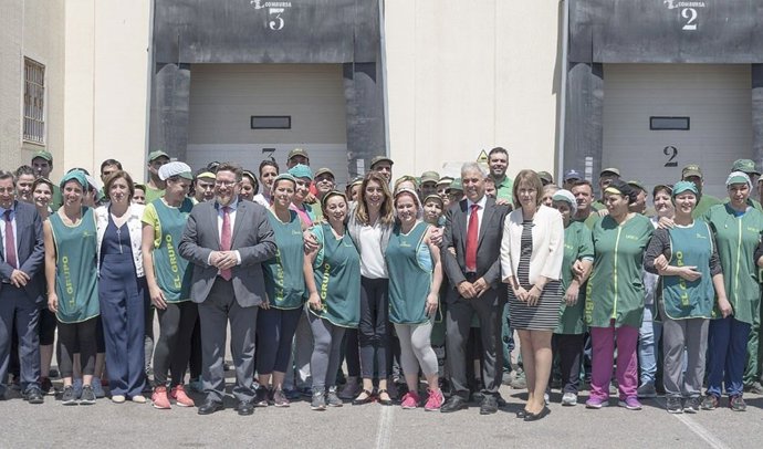 La presidenta de la Junta durante su visita a la cooperativa El Grupo