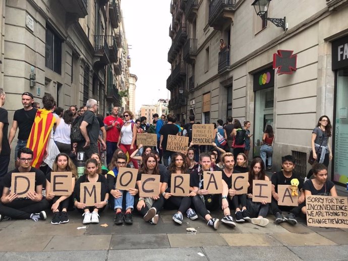 Manifestación en Barcelona por la democracia tras las cargas del domingo 
